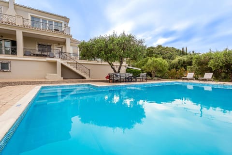 Property building, Day, Garden, Garden view, Pool view, Swimming pool, Swimming pool, sunbed