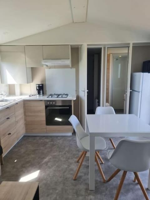 Kitchen or kitchenette, Dining area, minibar, pet friendly, stove