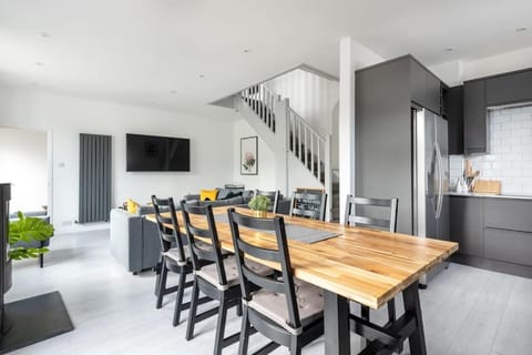 Communal lounge/ TV room, TV and multimedia, Kitchen or kitchenette, Living room, Dining area
