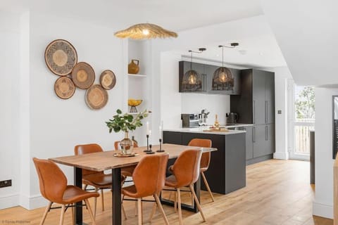 Kitchen or kitchenette, Seating area, Dining area
