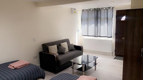Mon Repos Heathrow - Hatton Cross Station 2 Stops from Heathrow Underground Free WiFi Free Parking Free Refreshments Bed and Breakfast in Hounslow