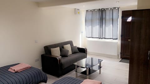 Mon Repos Heathrow - Hatton Cross Station 2 Stops from Heathrow Underground Free WiFi Free Parking Free Refreshments Bed and breakfast in Hounslow