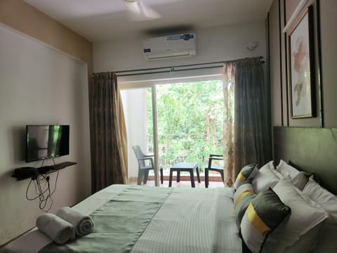 Bed, TV and multimedia, Photo of the whole room, Bedroom, hair dresser, air conditioner