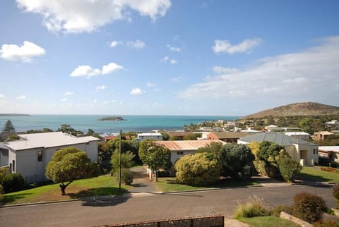 13 Olivebank - BYO Linen - Ocean Views Casa in Encounter Bay