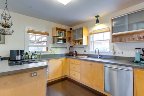 Updated and Bright Golden Home - Walk to Downtown! House in Golden