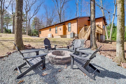 Lake Harmony Resort Home with Deck - 4 Mi to Skiing! House in Kidder Township