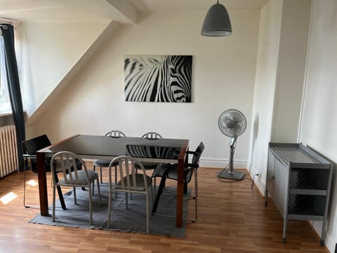 Dining area, fireplace