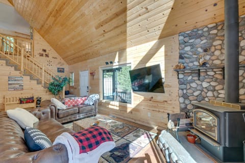 Charming Cabin Near Kirkwood Ski Resort with Hot Tub Casa in Calaveras County