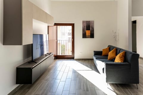 Communal lounge/ TV room, TV and multimedia, Living room, Seating area, Evening entertainment