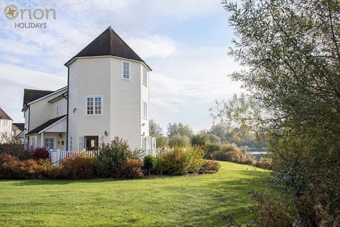 Windrush Lake 80 & 81, Waterlow Lodge P House in Cotswold District