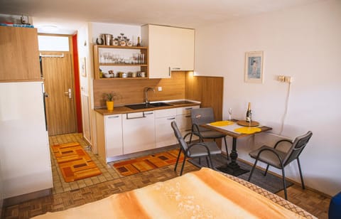 Kitchen or kitchenette, Seating area, Dining area, stove