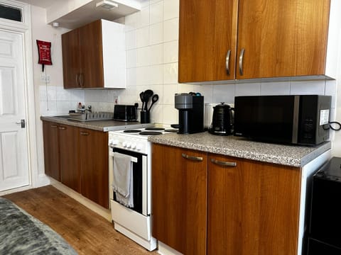 Coffee/tea facilities, Kitchen or kitchenette, oven, stove, toaster