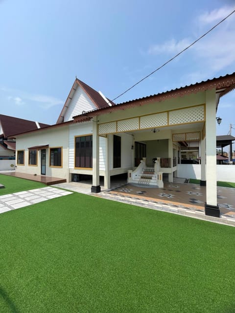 Traditional Melaka Homestay with Private Pool House in Malacca