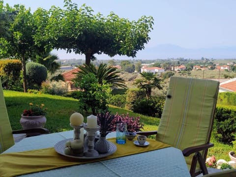 Patio, Day, Natural landscape, Garden, Garden, View (from property/room), Balcony/Terrace, Dining area, Garden view