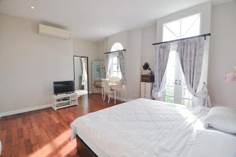 *Entire Villa* The Eyrie Khaoyai House.K3 5 Bedrooms 10 Guests near Khaoyai Campground/ 
RV Resort in Laos