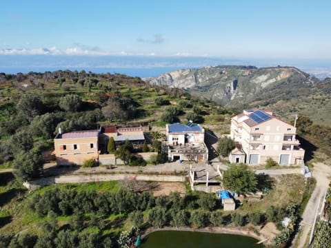 Agriturismo Sant'Anna Ortì in oliveta biologica con vista sullo Stretto di Messina Campground/ 
RV Resort in Reggio Calabria