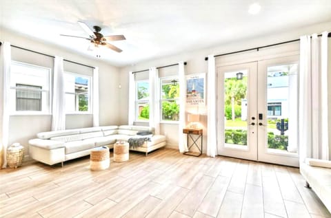 Beach-town Pet-Friendly Downtown Home @ 10 acre Park-629 House in Sarasota