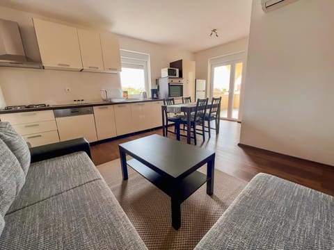 Kitchen or kitchenette, Living room, Seating area, minibar, pet friendly, stove