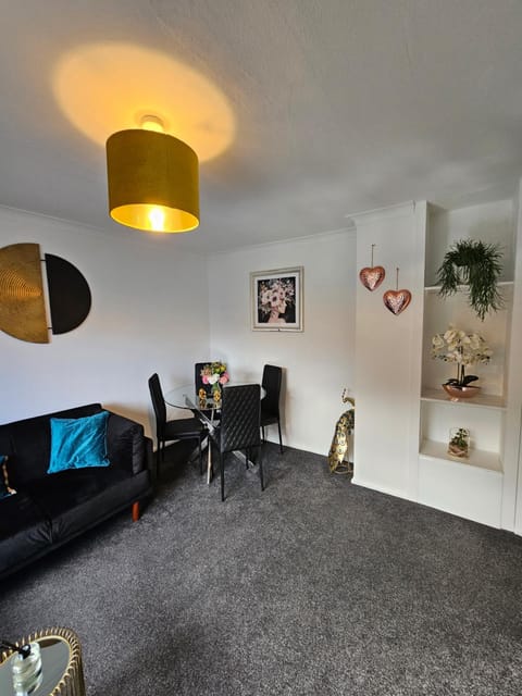 Large Stylish 2 Bedroom Apartment Stevenage Sleep 6 Apartment in Stevenage