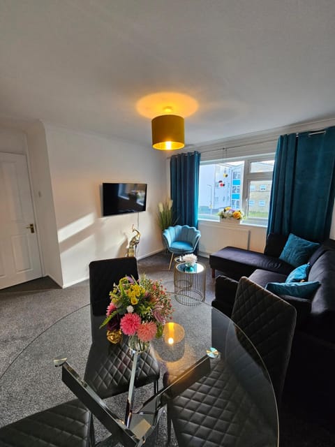 Large Stylish 2 Bedroom Apartment Stevenage Sleep 6 Apartment in Stevenage