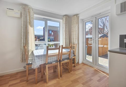 Kitchen or kitchenette, Seating area, Dining area