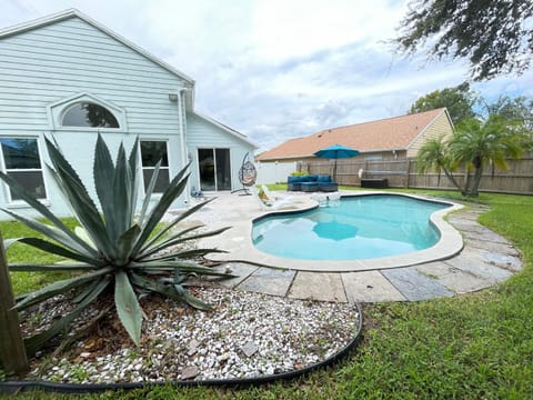 Superior Florida Rentals - Tropical pool getaway House in Oviedo