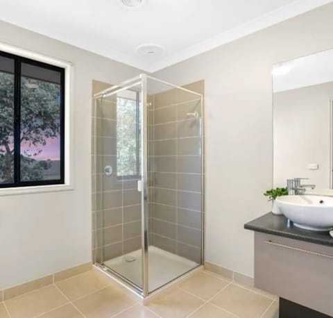 Deluxe Double Room with private shower Bed and Breakfast in Werribee South
