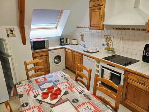 Dining area, dishwasher, oven, stove, toaster, washing machine