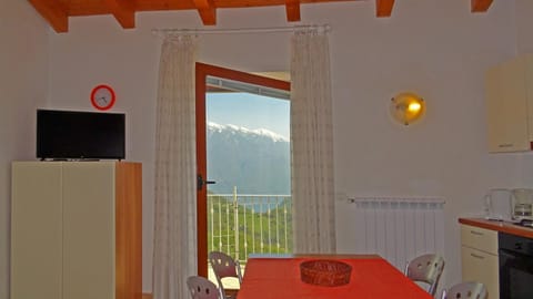 TV and multimedia, Balcony/Terrace, Dining area, Lake view, Mountain view