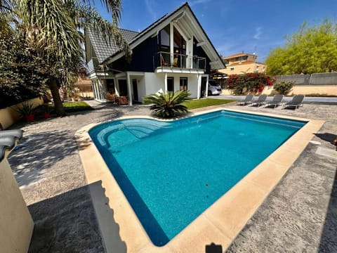 Property building, Garden, Swimming pool