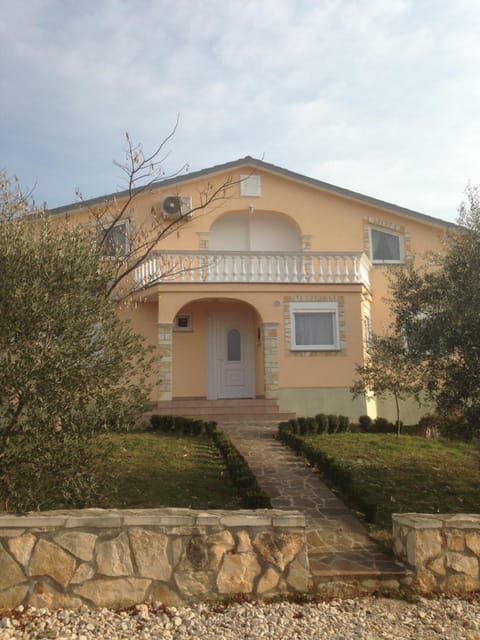 Facade/entrance, Balcony/Terrace