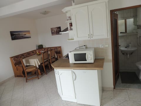 Kitchen or kitchenette, Dining area, stove