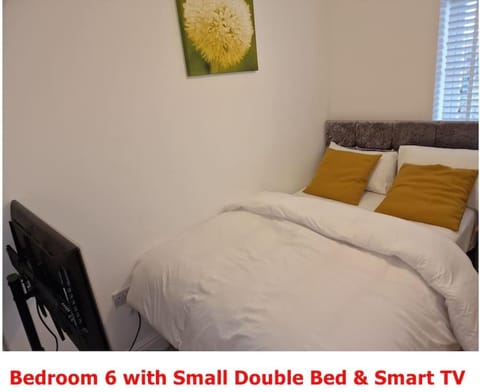 NightRest Homes 6 Bedroom House- Smart TV In each Room - Parking - Wifi Apartment in Aylesbury Vale