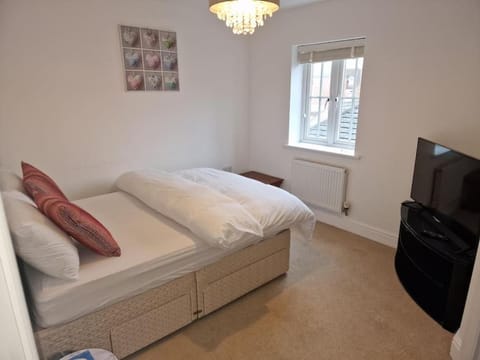 NightRest Homes 6 Bedroom House- Smart TV In each Room - Parking - Wifi Apartment in Aylesbury Vale