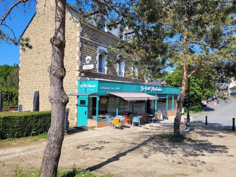 Property building, Street view, Location