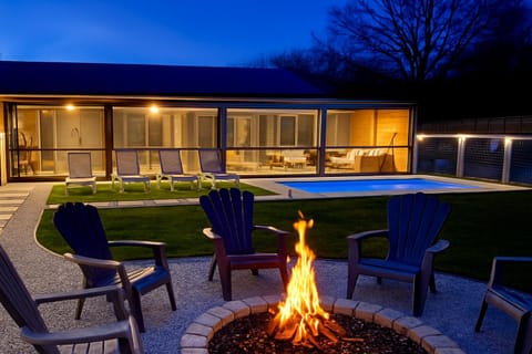 Property building, Patio, Swimming pool, fireplace, sunbed