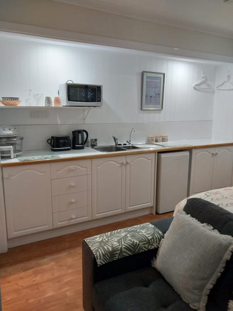 Coffee/tea facilities, Kitchen or kitchenette, furniture, minibar, toaster