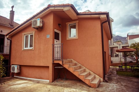 Facade/entrance, Balcony/Terrace, Mountain view