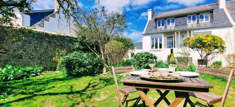 Property building, Garden, Garden view, Lunch