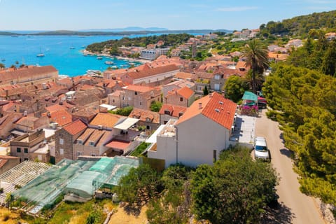 Property building, Nearby landmark, Day, Neighbourhood, Natural landscape, Bird's eye view, Beach, City view, Sea view, Street view, Location, Parking