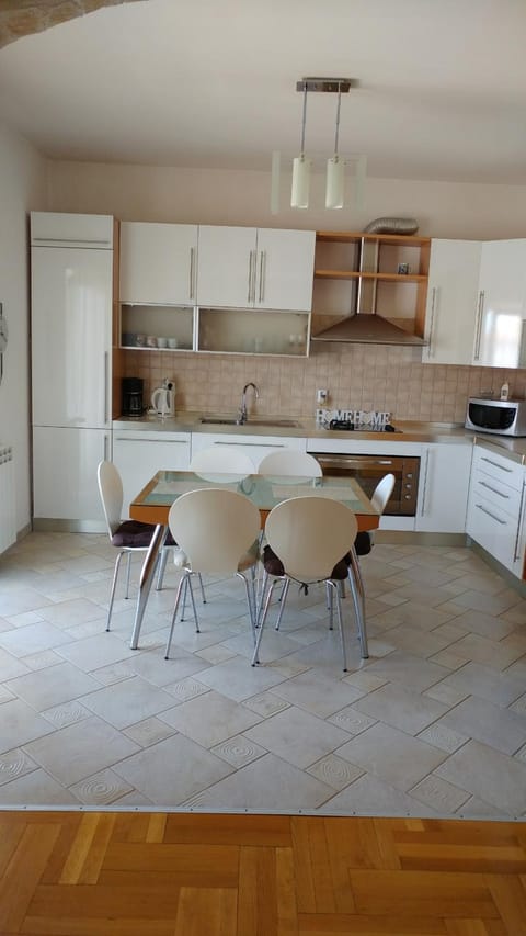 Kitchen or kitchenette, Dining area, dishwasher