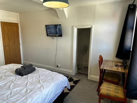 Bed, TV and multimedia, Bedroom