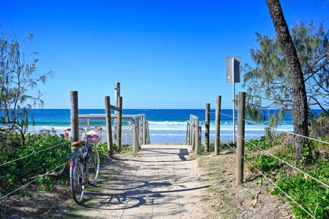 Our Beach Retreat - pool, bbq, coastal walks ZH5 Eigentumswohnung in Maroochydore