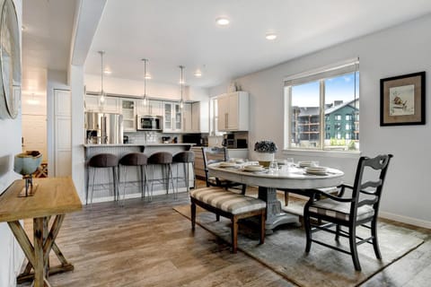 Kitchen or kitchenette, Dining area