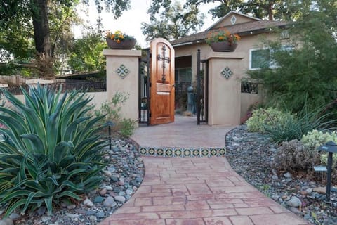Seq Parks-House with Hot Tub Fire Pit Koi Pond Outdoor Kitchen Haus in Visalia