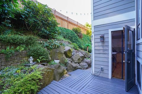 Sunlit contemporary Bellevue Home w a Lush Garden House in Bellevue