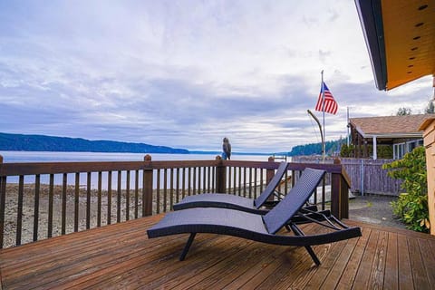 Waterfront Retreat, Relaxation, Fun in Hood Canal House in Hood Canal