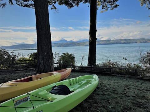 Fairyland Cottage, Waterfront, Beach, Kayak, Hot tub House in Hood Canal