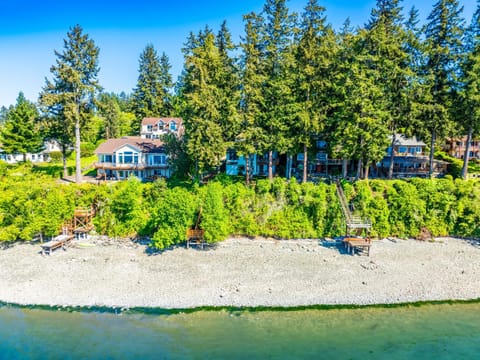Fairyland Cottage, Waterfront, Beach, Kayak, Hot tub House in Hood Canal