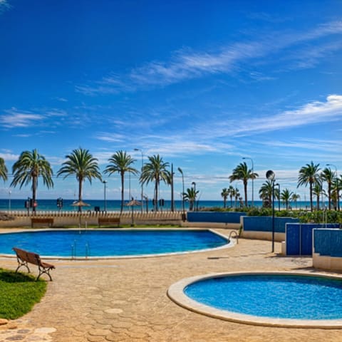 Beachfront Nautical Apartment Condominio in San Juan Playa